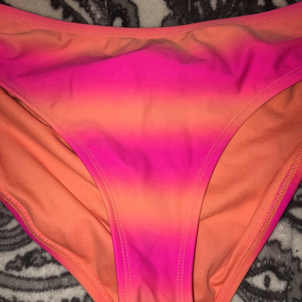 Bikini - Picture 2 of 5